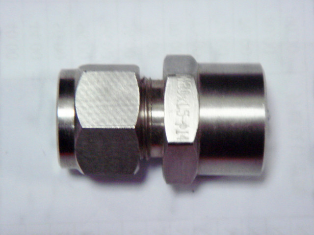 卡(kǎ)套式壓(ya)力表直(zhí)通接頭(tóu)