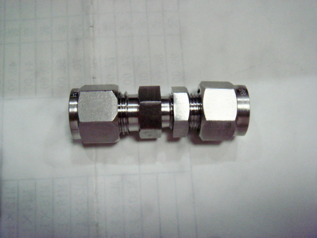 卡套(tào)直通穿闆(pǎn)接頭